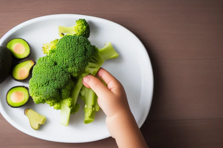 宝宝自主进食（BLW）场景：宝宝正在探索西兰花和牛油果手指食物